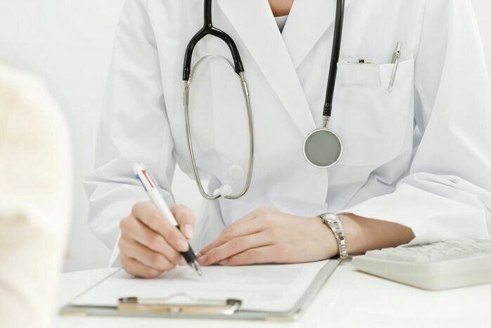 Médico que trata as infestacións de helmínticos