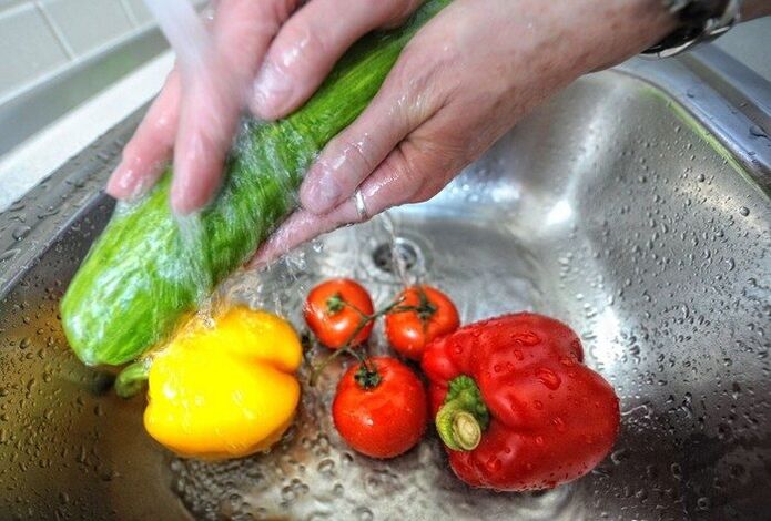 Para evitar a infección parasitaria, é necesario lavar as verduras antes de comer.